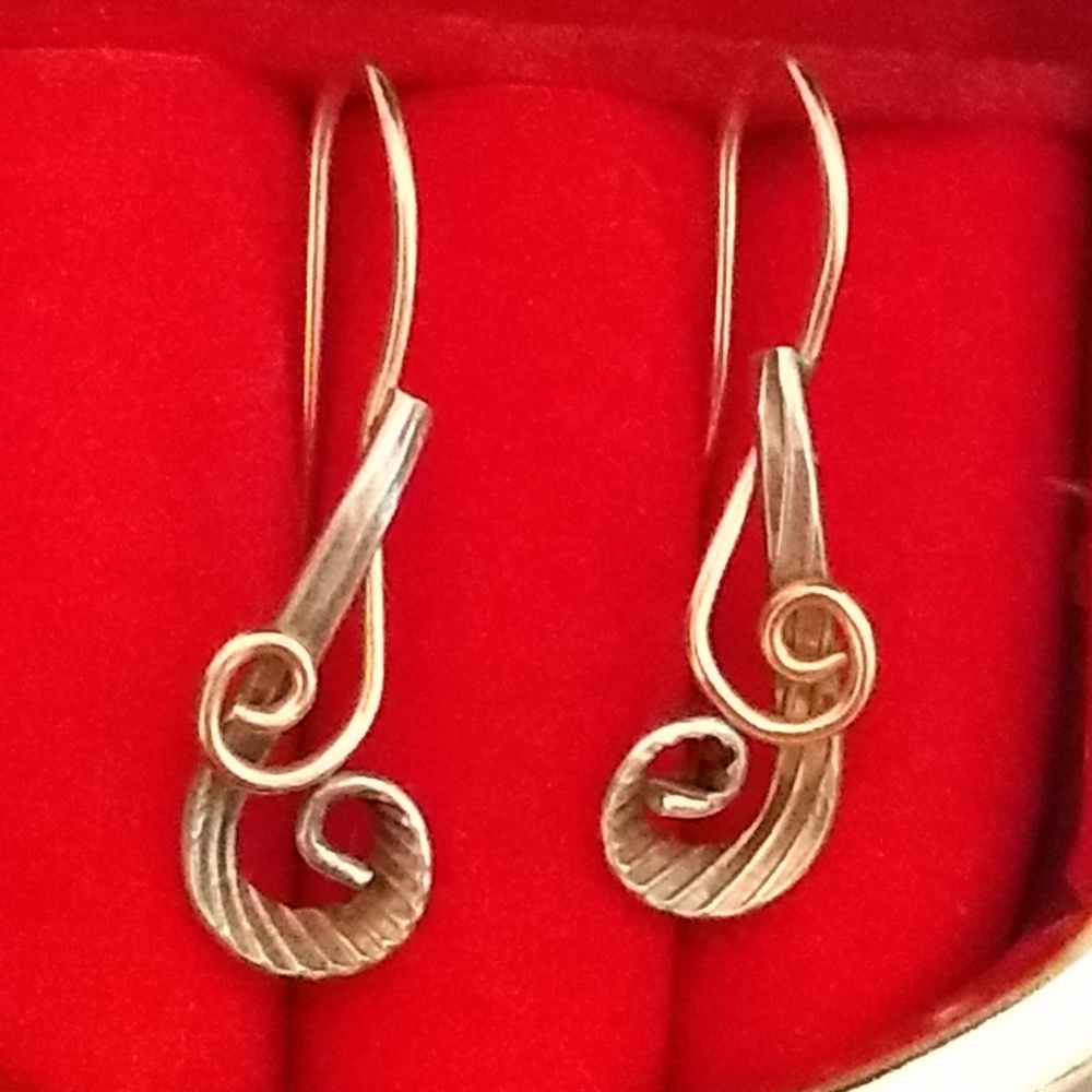 Treble Clef-Type Earrings